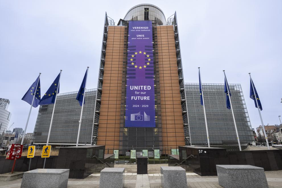 Installation of the new Berlaymont banner